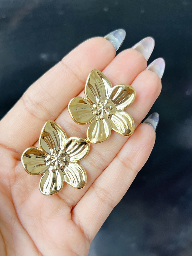 گوشواره سبک پر مناسب استفاده روزانه