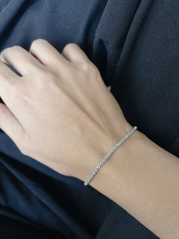 نمای نزدیک دستبند خاویاری